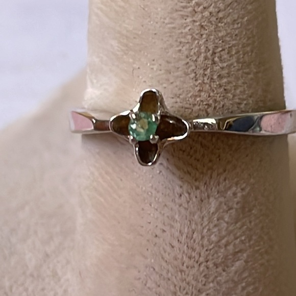 BNWT 18K white gold Round Cut Green Emerald ring band size 8 - Picture 6 of 8